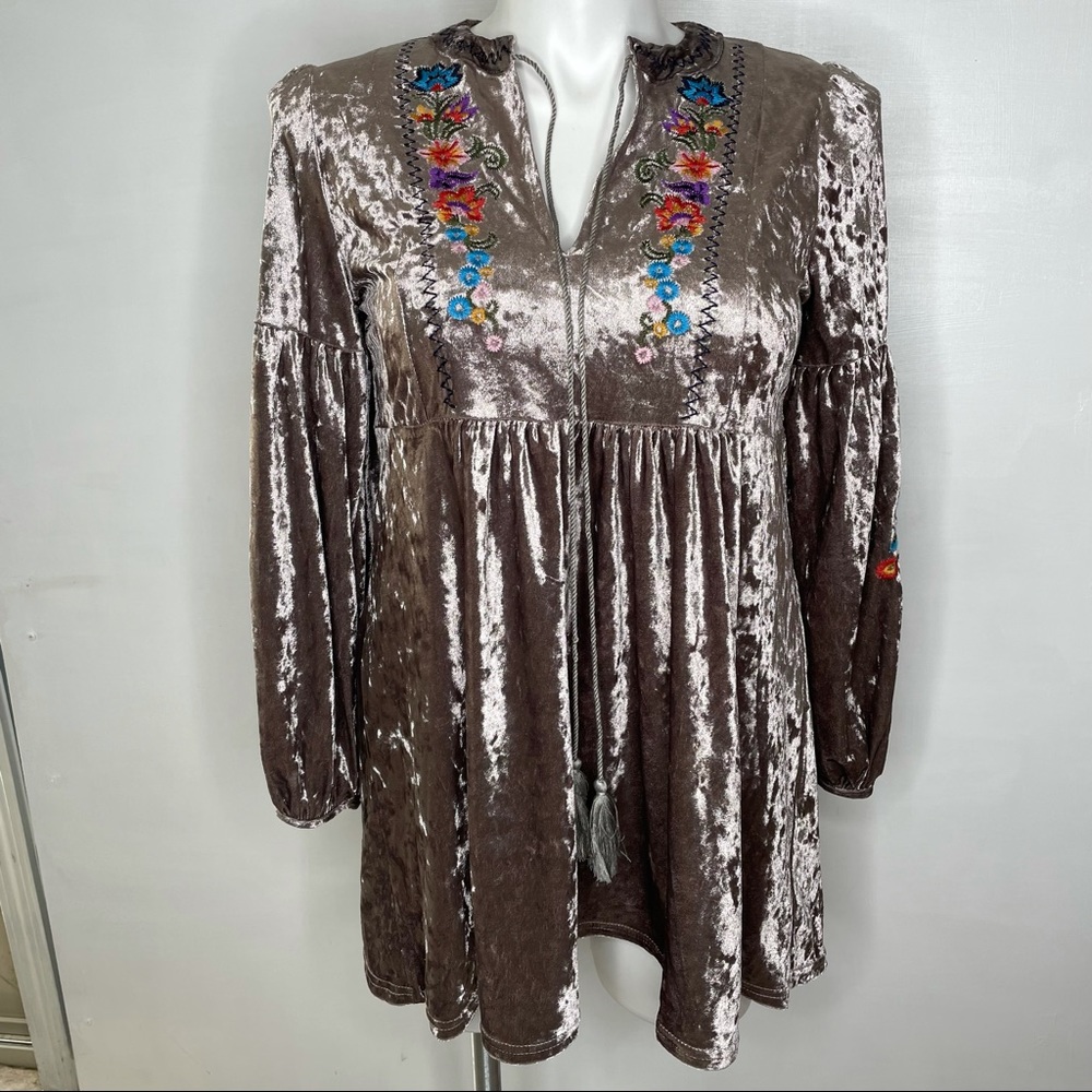 Davi and Dani floral embroidered crushed velvet dress new with tags long sleeves